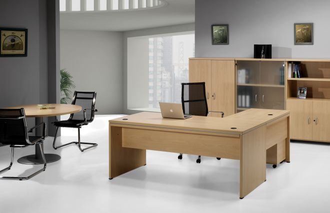 escritorio y silla de direcciónescritorio y silla de dirección