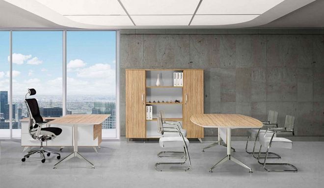 escritorio, silla de dirección y mesa de reuniones